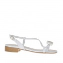 Damenzehensandale mit Accessoire aus weissem Leder Absatz 2