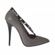 Zapato de salon para mujer en piel gris perla con cinturon en charol negro con tachuelas tacon 10 - Tallas disponibles:  42