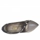 Zapato de salon para mujer en piel gris perla con cinturon en charol negro con tachuelas tacon 10 - Tallas disponibles:  42