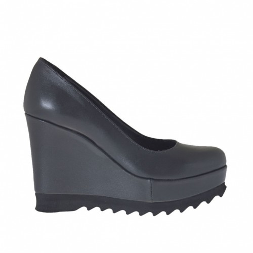 Decolté da donna con zeppa e plateau rivestiti in pelle grigia zeppa 9 - Misure disponibili: 42