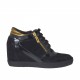 Zapato con cordones, cremallera y plataforma en gamuza y charol negro y piel color latón cuña 7 - Tallas disponibles:  42