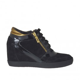 Zapato con cordones, cremallera y plataforma en gamuza y charol negro y piel color latón cuña 7 - Tallas disponibles:  42