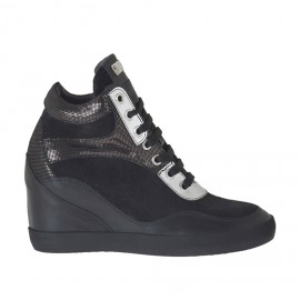 Zapato con cordones, tachuelas y plataforma en gamuza y piel negra,charol plateado y brillante bronce de cañon cuña 7 - Tallas disponibles:  42
