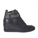 Zapato con plataforma,cordones,cremallera y velcro en piel negra y cubierta de tejido laminado bronce de cañon cuña 7