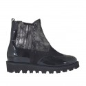 Stiefelette mit Gummibändern aus graulaminiertem Leder mit Antik-Look und schwarzem Wild- und Lackleder Keilabsatz 3