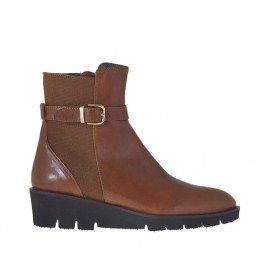 Stivaletto da donna con cerniera, fibbia e fascia elastica posteriore in pelle color cuoio zeppa 4 - Misure disponibili: 45
