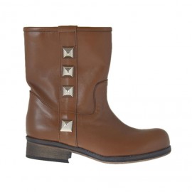 Stivaletto da donna con borchie in pelle cuoio tacco 2 - Misure disponibili: 33, 47
