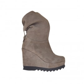 Botines con solapa para mujeres en gamuza de color gris pardo con cuña cubierta alta 9 cm. y plataforma - Tallas disponibles:  42, 43