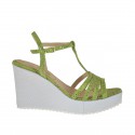 Sandalo da donna in camoscio stampato vernice verde e tessuto laminato argento con cinturino charleston e plateau con zeppa 8