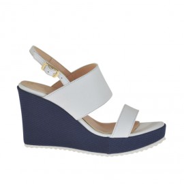 Damensandale aus weissem Leder und blauem Stoff mit Plateau und Keilabsatz 8 - Verfügbare Größen:  42