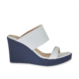 Damenpantolette aus weissem Leder und blauem Stoff mit Plateau und Keilabsatz 8 - Verfügbare Größen:  42