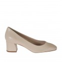 Woman's pump shoe with squared tip in powder rose leather with heel 5