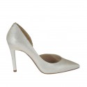 Woman's pump with side cut in platinum laminated leather heel 9