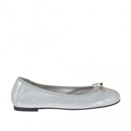 Ballerinaschuh mit runder Spitze und Schleife für Damen aus laminiertem silberfarbenem gedrucktem Wildleder Absatz 1 - Verfügbare Größen:  33