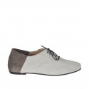 Zapato con cordones para mujer en gamuza blanca y gris con talon plegable tacon 1