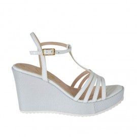 Sandale pour femmes en cuir verni blanc et tissu lamé argent avec courroie salomé, plateforme et talon compensé 8 - Pointures disponibles:  42, 43