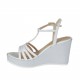 Sandalia para mujer en charol blanco y tejido laminado plateado con cinturon salomé, plataforma y cuña 8 - Tallas disponibles:  42, 43