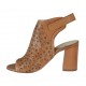 Sandalia con frontal alto para mujer en piel perforada color cuero tacon 7 - Tallas disponibles:  42