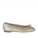 Ballerina da donna con fiocco in pelle laminata platino tacco 1