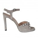 Sandalia para mujer con plataforma, cinturon y perlas en gamuza gris tacon 10