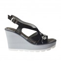 Sandalia para mujer en nubuk negro y piel estampada laminada plomo con estrass y perlas, plataforma y cuña 8
