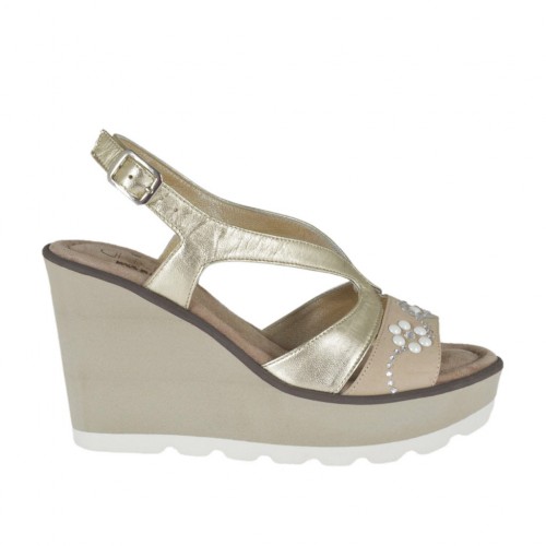 Sandalo da donna in nabuk beige e pelle laminata platino con strass, perle, plateau e zeppa 8 - Misure disponibili: 43, 44