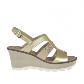 Sandalo da donna in nabuk beige e pelle laminata platino con strass, plateau e zeppa 6 - Misure disponibili: 42