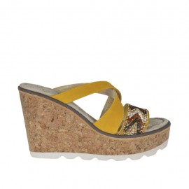 Offene Damenpantolette mit Plateau und Strasssteinen aus ockerfarbenem Nubukleder Keilabsatz 8 - Verfügbare Größen:  42