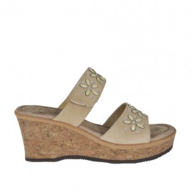 Offene Damenpantolette mit Plateau, Klettverschluss und Strasssteinen aus taupefarbenem Nubukleder Keilabsatz 6 - Verfügbare Größen:  43