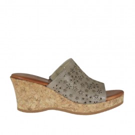 Offene Damenpantoletten aus taupefarbenem laminiertem perforiertem Wildleder mit Plateau und Keilabsatz 6 - Verfügbare Größen:  42