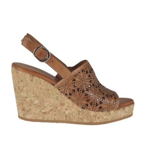 Sandalia para mujer en piel perforada color cuero con plataforma y cuña 8 - Tallas disponibles:  42