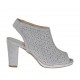 Sandalo accollato da donna con elastico e plateau in camoscio forato grigio tacco 8 - Misure disponibili: 43, 45
