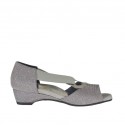 Scarpa aperta da donna in pelle stampata glitterata grigio con elastico e anello metallico zeppa 3