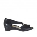 Zapato abierto para mujer con elastico y anillo metalico en piel negra cuña 3