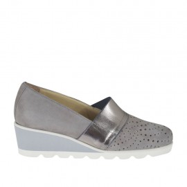 Zapato cerrado para mujer con elastico en gamuza perforada gris y piel laminada plateada cuña 4 - Tallas disponibles:  42, 43, 45