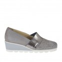 Scarpa accollata da donna con elastico in camoscio forato grigio e pelle laminata argento zeppa 4