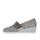 Scarpa accollata da donna con elastico in camoscio forato grigio e pelle laminata argento zeppa 4 - Misure disponibili: 42, 43, 45