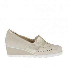 Chaussure fermeé pour femmes avec elastiques en daim perforé beige et cuir lamé platine talon compensé 4 - Pointures disponibles:  42, 43, 45