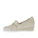 Zapato cerrado para mujer con elasticos en gamuza perforada beis y piel laminada platino cuña 4 - Tallas disponibles:  42, 43, 45
