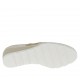 Zapato cerrado para mujer con elasticos en gamuza perforada beis y piel laminada platino cuña 4 - Tallas disponibles:  42, 43, 45