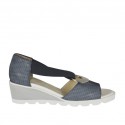 Zapato abierto para mujer con elastico y anillo metalico en piel imprimida blanca y negra cuña 4