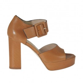 Scarpa aperta da donna con fibbia in pelle color cuoio con plateau e tacco 9 - Misure disponibili: 42