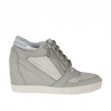 Woman's laced shoe with zippers in grey nubuck, white and silver pierced fabric and laminated printed silver leather wedge 7
