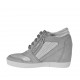 Scarpa stringata con cerniere in nabuk grigio, tessuto forato bianco e argento e pelle laminata stampata argento zeppa 7 - Misure disponibili: 42