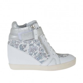 Chaussure à lacets et fermetures éclair et velcro en cuir blanc, imprimé floreal et lamé imprimé argent talon compensé 7 - Pointures disponibles:  42