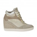 Chaussure à lacets en cuir et daim taupe, tissu perforé blanc et platine et cuir lamé imprimé argent talon compensé 7