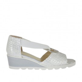 Chaussure ouverte pour femmes avec elastique et cercle métallique en cuir imprimé lamé blanc talon compensé 4 - Pointures disponibles:  42