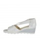 Scarpa aperta da donna in pelle stampata laminata bianca con elastico e anello metallico zeppa 4 - Misure disponibili: 42