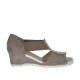 Scarpa aperta da donna con elastici e borchie in camoscio grigio tortora zeppa 4 - Misure disponibili: 43, 44, 45