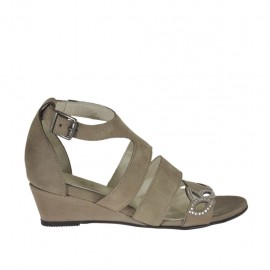 Chaussure ouverte pour femmes avec courroie et strass en nubuck taupe talon compensé 3 - Pointures disponibles:  43